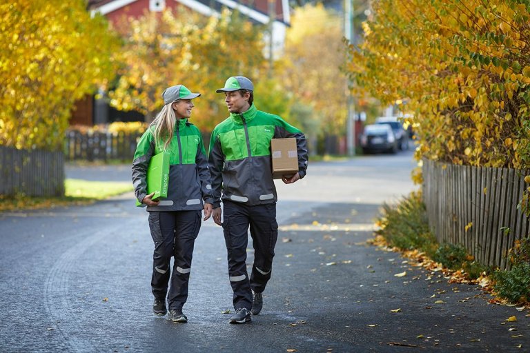 Employees from Bring that carry parcels