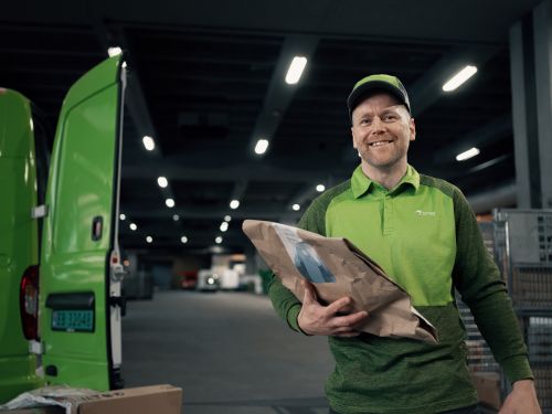 Bring employee with a parcel on a terminal.